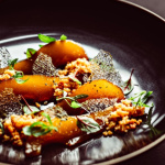 La recette des poires pochées de Thomas Danigo, chef de l'hôtel Monsieur George