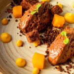 La recette de la mousse au chocolat, streusel et crémeux passion du chef Julien Conca