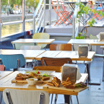 La Bougeotte, le bar &agrave; vin flottant amarr&eacute; pour un temps dans le bassin de la Villette