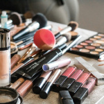 Une boutique avec du maquillage gratuit