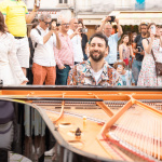 Spectacle / Flash Mob Julien Cohen et choristes Paris SOUS EMBARGO