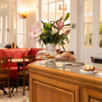 Le Café en Rouje : l’adresse café-mode gourmande nichée dans la boutique de Jeanne Damas à Paris