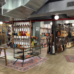 Paul Beuscher à Paris : l’adresse culte des musiciens rouvre avec guitares, concerts et studios