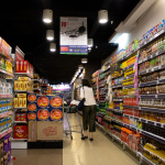 La grande distribution refuse de fermer ses rayons non-essentiels