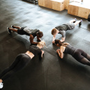 Gymlib, l'accès au sport pour le bien être de votre entreprise - Abdos fessier shutterstock 700042522