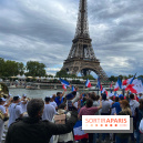 Athlètes et flambeau de Paris 2024
