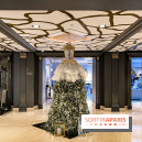 Sofitel Paris Le Faubourg décor de Noël 2023 - Robes sapin couture
