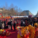 Défilés, dragons et saveurs asiatiques : la place de la République célèbre l’Année du Cheval - 1 2