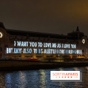 ÉCLAIRÉ par Jenny Holzer, projection lumineuse sur la façade du musée d'Orsay