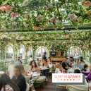 La terrasse fleurie de Ladurée à Paris sur les Champs-Elysées