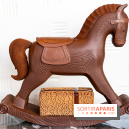 Bûche de Noël exceptionnelle - Maxime Frédéric - Cheval Blanc - buche de noel 2022 - chocolat - buche de noel praliné - cheval à bascule
