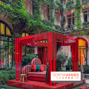 Plaza Athénée : une installation design XXL gratuite signée Uchronia exposée dans la cour du palace
