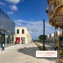 Valvert Croix Blanche : le complexe shopping-loisirs XXL en Essonne avec fontaine et parc à dinosaures