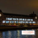 ÉCLAIRÉ par Jenny Holzer, projection lumineuse sur la façade du musée d'Orsay