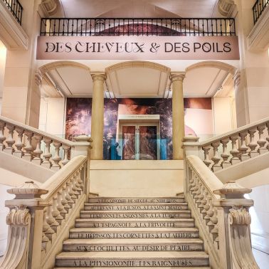 Des cheveux et des poils, l'exposition poilante du musée des Arts décoratifs - nos photos