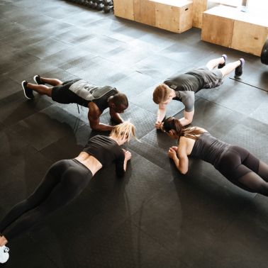 Gymlib, l'accès au sport pour le bien être de votre entreprise - Abdos fessier shutterstock 700042522