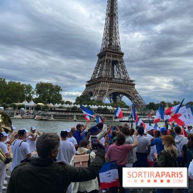 Athlètes et flambeau de Paris 2024