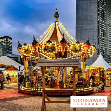 Le Marché de Noël 2023 de La Défense - Père Noël, spots photo illuminés, créateurs et stands gourmands - enfants - carrousel