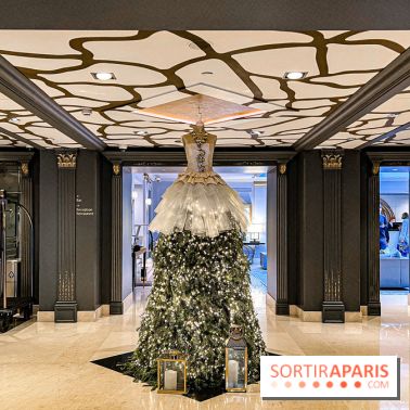Sofitel Paris Le Faubourg décor de Noël 2023 - Robes sapin couture
