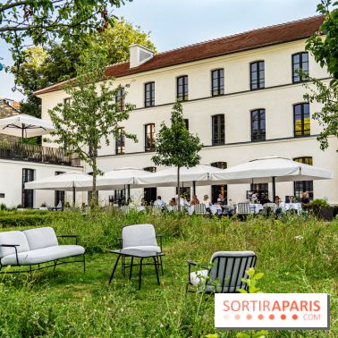 La terrasse dans un jardin avec vue Tour Eiffel du Marguerite 1606 au Domaine de la Reine Margot -  A7C1337