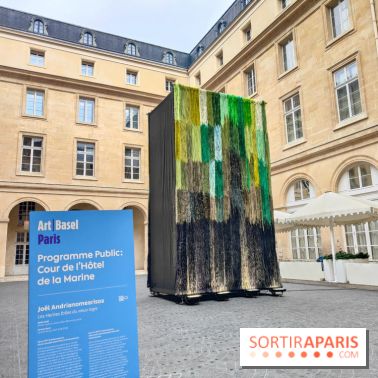 Art Basel Paris 2025 : une installation textile installée dans la cour de l'Hôtel de la Marine - fotor 1760090337078