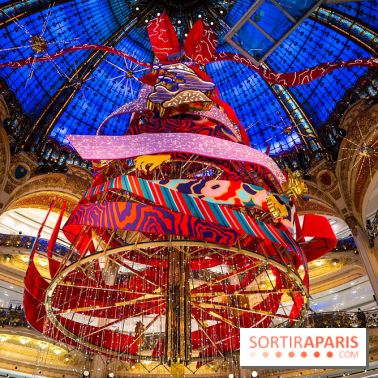 Vitrines et sapin de Noël des Galeries Lafayettes avec Clara Luciani - photos