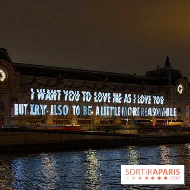 ÉCLAIRÉ par Jenny Holzer, projection lumineuse sur la façade du musée d'Orsay