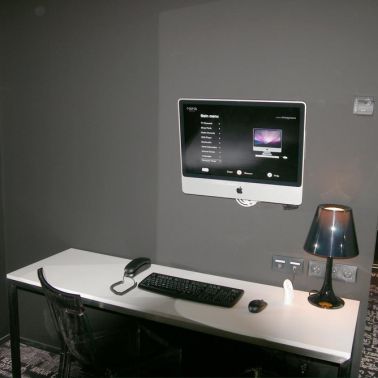 Imac accroché dans chaque chambre