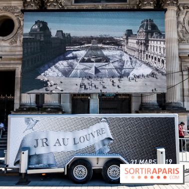 JR investit la place de la Pyramide du Louvre pour ses 30 ans