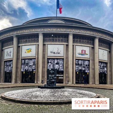 JR installe des portraits sur le Palais d'Iéna