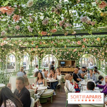 La terrasse fleurie de Ladurée à Paris sur les Champs-Elysées