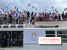 Athlètes et flambeau de Paris 2024