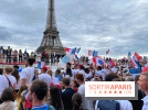 Athlètes et flambeau de Paris 2024