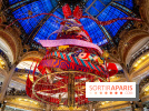 Vitrines et sapin de Noël des Galeries Lafayettes avec Clara Luciani - photos