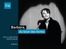 Barbara du bout des lèvres sur les grilles du Palais Brongniart