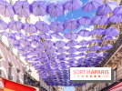 La rue Montorgueil transformée en Gotham pour célébrer la série The Penguin sur Max avec des parapluies violet