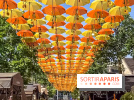 Un ciel de parapluies et tournesols à Bercy Village, l'installation magique de Patrícia Cunha