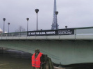 Le Zouave du Pont de l'Alma habillé d'un gilet de sauvetage