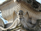 Avez vous déjà remarqué cette tombe ornée de crânes aux oreilles de chauve-souris ?