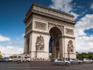 L’Arc de Triomphe : une vue imprenable aux pieds des Champs-Elysées