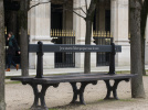 Des citations de Colette et Cocteau sur les bancs du Jardin du Palais-Royal
