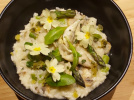 La recette du risotto aux asperges vertes et pesto à l’ail des ours du chef Julien Budin