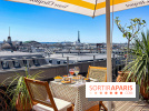 La terrasse estivale du Printemps Haussmann 2025 avec vue sur Paris et la Tour Eiffel