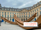 Les imposantes installations en acier de l'artiste Bernar Venet sur la Place Vendôme