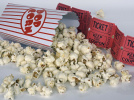 Pop-corn et tickets de cinéma, symboles d’une séance en salle