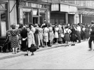 Queue devant une boulangerie.
Paris, août 1944.
© Roger-Viollet