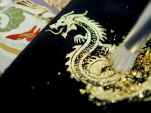 Atelier Nuno-Kintsugi à Paris : l’art japonais de réparer le tissu avec de la feuille d’or