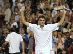 Gilles Simon of France celebrates defeating Roger Federer (rear) of Switzerland at the Rogers Cup tennis tournament in Toronto July 23, 2008. REUTERS/Mark Blinch (CANADA)