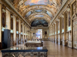 Musée du Louvre : Pourquoi la galerie d'Apollon est-elle considérée comme l'ancêtre de la galerie des Glaces de Versailles ?