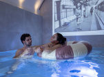 Une piscine en mode bain romain avec une projection cinéma au cœur de Paris